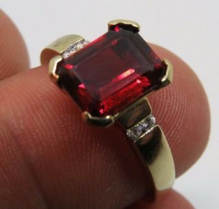 9ct Gold ring w/ ' Emerald cut ' Garnet Gemstone & diamond set shoulders 3.  4g N1/2 8