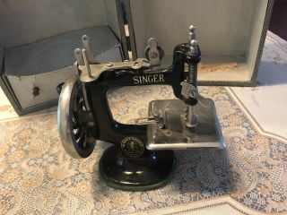 Vintage Singer Childs Sewing Machine Model 20