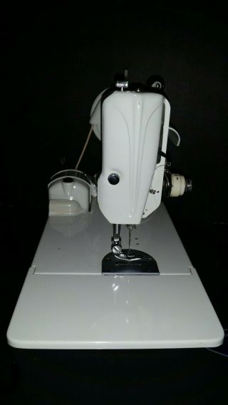 Vintage WHITE SINGER FEATHERWEIGHT Model 221 SEWING MACHINE Serial PA226012 8