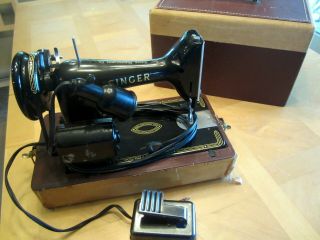 Vintage Singer Portable Sewing Machine 99K CAT.  NO.  RF 5 - 8 with Pedal 3