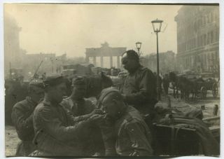 Wwii Large Size Press Photo: Russian Soldiers & Carts In Berlin Center,  May 1945