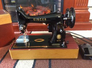 Vintage Singer Model 99 Sewing Machine With Case