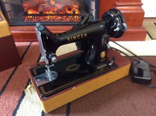 Vintage Singer Model 99 Sewing Machine with Case 3
