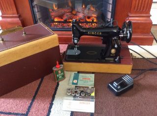Vintage Singer Model 99 Sewing Machine with Case 4