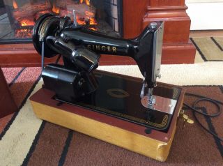 Vintage Singer Model 99 Sewing Machine with Case 7