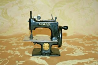 Vintage SINGER Model 20 - 10 Child ' s Hand Crank Toy Sewing Machine - Simanco 29952 7