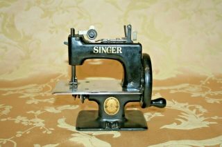 Vintage SINGER Model 20 - 10 Child ' s Hand Crank Toy Sewing Machine - Simanco 29952 8