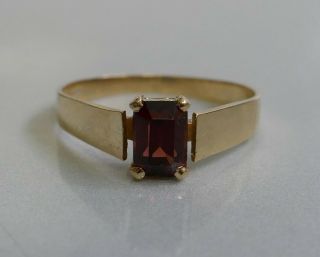 Vintage 10k Yellow Gold Red Garnet Ring Size 6