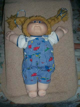 VINTAGE 1983 CABBAGE PATCH PLUSH DOLL BLOND HAIR BLUE OVERALLS OAA VGC 5