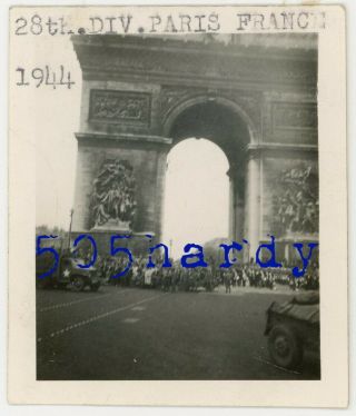 Wwii Us Gi Photo - 28th Infantry Division Gis In Parade Pass Arc De Triomphe 3
