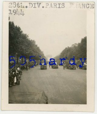 Wwii Us Gi Photo - 28th Infantry Division Gis In Trucks Parade Through Paris 1