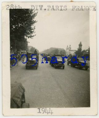 Wwii Us Gi Photo - 28th Infantry Division Gis Parade In Gmc Cckw Trucks Paris 44