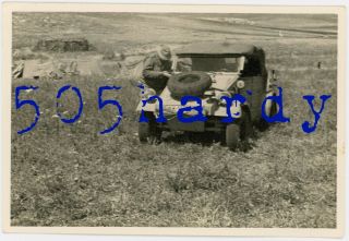 Wwii Us Gi Photo - 5th Army Gi Inspecting Us Captured German Kübelwagen Tunisia
