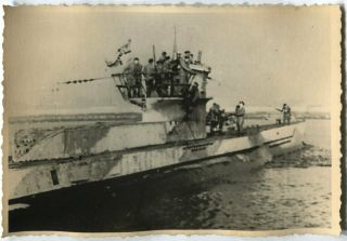 German Wwii Archive Photo: Kriegsmarine U - Boat With Crew In Conning Tower