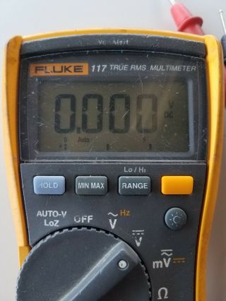 Fluke 117 Electrician ' s Digital Multimeter. 2