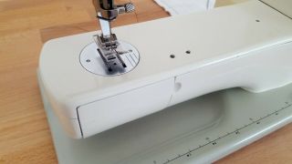 Bernina 800 - great,  vintage sewing machine with foot controller 7