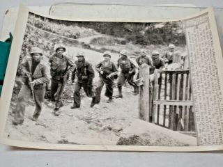 Wwii Ap Wire Photo Ernie Pyle Reporter On Patrol,  With Troops On Okinawa Dsp274