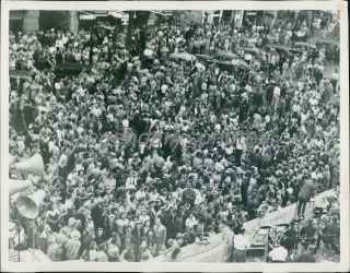 1945 World War Ii Crowd On V - J Day News Service Photo