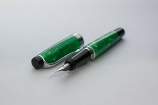 Rare Aurora Luna Minima Fountain Pen Green,  Limited Edition,  18k - Nib Ef.