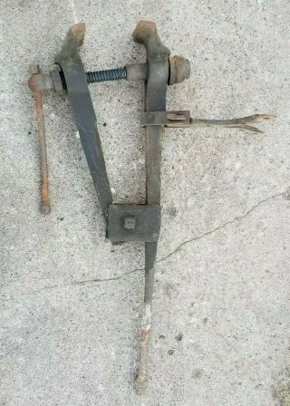 Awesome Bench Mount Vintage Blacksmith Post Vise 5 - 1/4 " Jaw 6 " Open 75 Pounds