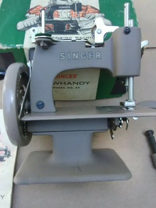Vintage 1950 ' s SINGER SEWHANDY Model No.  20 CHILDS Real SEWING MACHINE 3