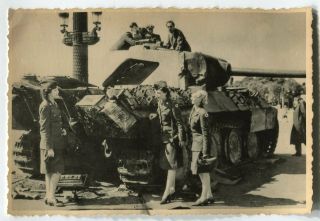 German Wwii Archive Photo: Panzer V Panther Tank & Ladies In Wehrmacht Uniforms