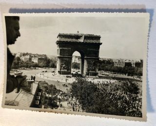 Ww2 Vtg B & W Photo Us Army Soldier Looking At Arc De Triomphe Paris 1944 Bx5