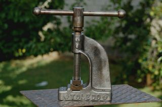 VINTAGE TOLEDO NO.  0 OPEN SIDE PIPE VISE 1/8  TO 3  OLD PIPE VICE MADE IN USA 4