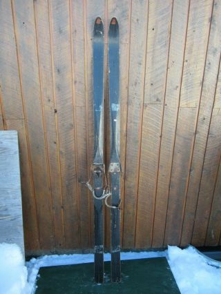 Great Vintage 77 " Long Wooden Skis With Black Finish And Cable Bindings