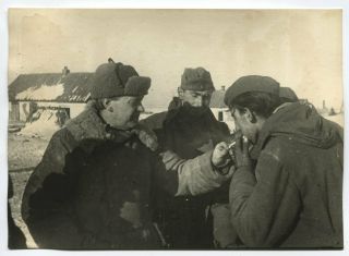 Wwii Large Size Photo: Russian Officer & Captive Germans Sharing Fag,  Stalingrad