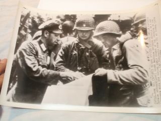 1944 Wwii Associated Press Wire Photo Captured German Officer Explains Map Dsp6