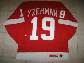 Vintage 19 Steve Yzerman Detroit Red Wings Off.  Lic.  Ccm Jersey,  Size Men 