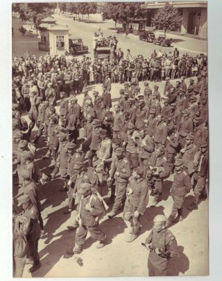 Wwii Press Photo: Hoards Of German Pow 