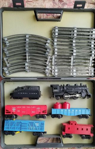 Vintage Lionel Model Train Set 027 Gauge 1060 Locomotive 4 Cars 12 Tracks Case