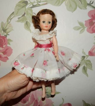 Adorable Vintage Madame Alexander Cissette Doll Brunette In Pretty Dress