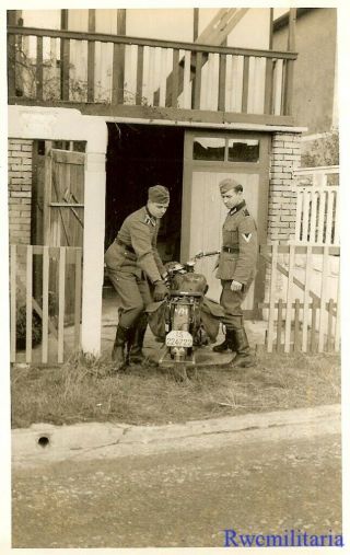 Port.  Photo: Good Wehrmacht Soldiers In Yard W/ Motorcycle (is - 224722)
