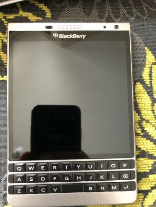 BlackBerry Passport Silver Edition 9.  8/10 RARE - - Owner 2