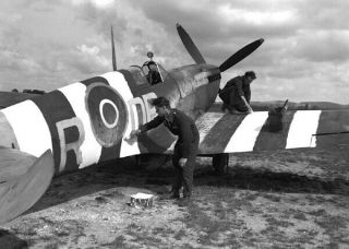 Raf British Spitfire Gets D - Day Invasion Markings,  Ww2 Wwii World War Two Uk