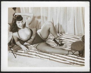 Vintage 1950s Bettie Page Spicy Pin - Up Photograph Fishnets & Heels Nr