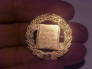 Vintage 1 1/4 " Mercy Hospital Pittsburgh Pa 10k Gold Nursing Pin 5.  8 Grams
