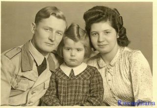 Port.  Photo: Best Wehrmacht Soldier In Südfront Kit W/ Wife & Daughter; 1944