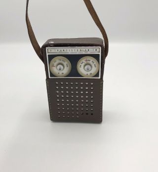 VINTAGE Early 1960 ' s Toshiba 9TP - 686F 8 Transistor Radio with Case AM/FM 2