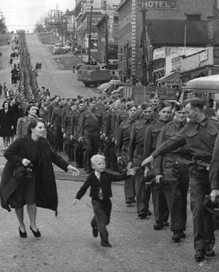 " Wait For Me Daddy " Young Son Running Canadian Dad Soldier 8 X 10 Wwii Photo 366