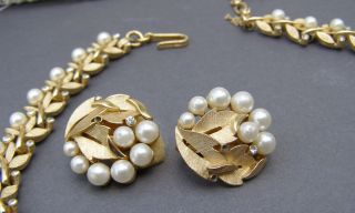 Vintage Crown Trifari Faux Pearl Rhinestone Leaf Necklace earrings Bracelet Set 7