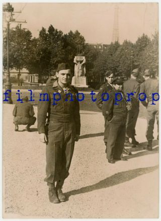 Wwii Us Gi Photo - 18th Infantry Regiment Gi Site Seeing - Large Format Photo