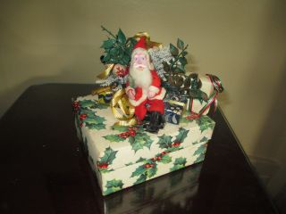 CHARMING VINTAGE GERMAN BELSNICKLE SANTA ON A PACKAGE PERIOD DECORATIONS 7