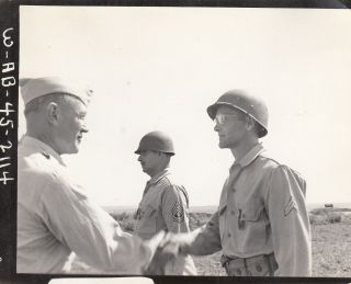Wwii Photo Us Army Sergeant & Corporal Medal Ceremony 1945 Saipan 679