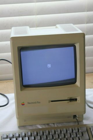 Vintage Apple Macintosh Plus 1Mb M0001A All - In - One Computer w/Keyboard and Mouse 2