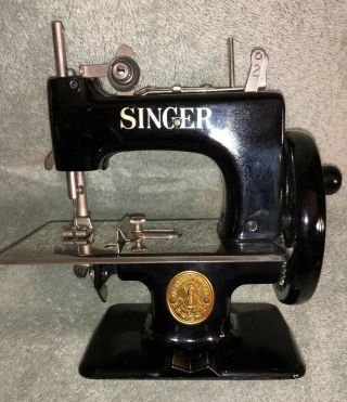 Vintage Black Singer No 20 Childs Toy Sewing Machine W/ Box Manually Vgc