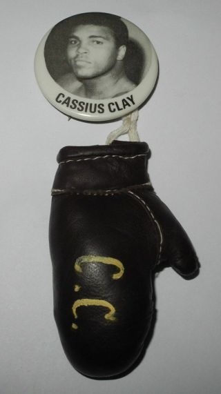 RARE 1960 ' s Boxing Cassius Clay Muhammad Ali Pin Coin Button Mini Glove Pinback 2